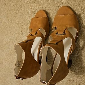 Hush Puppies women open toes ankle boots size 7. Brand new .